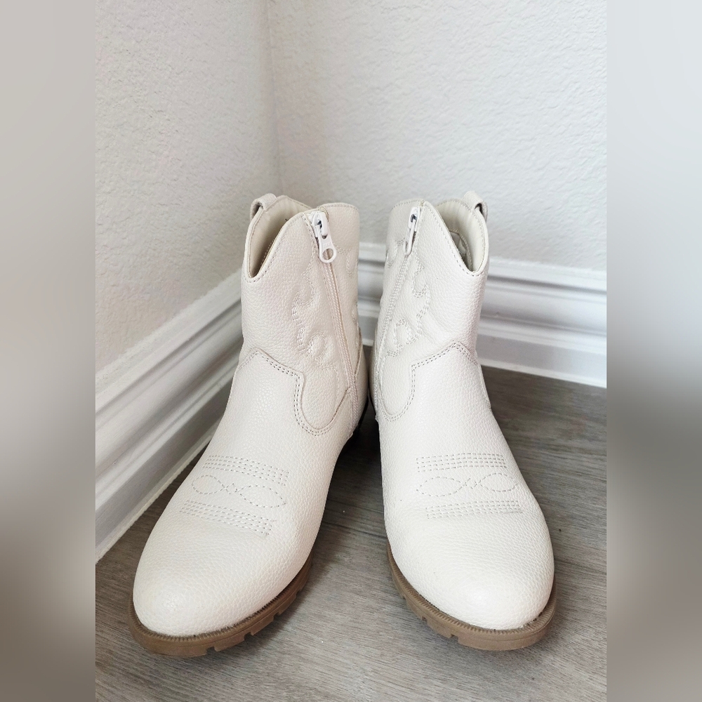Cat & Jack White Kids Boots Size 1